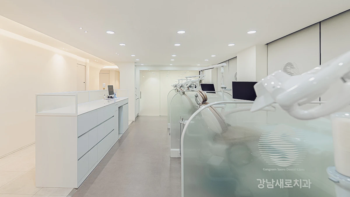 7층 진료 구역의 카운터와 복도